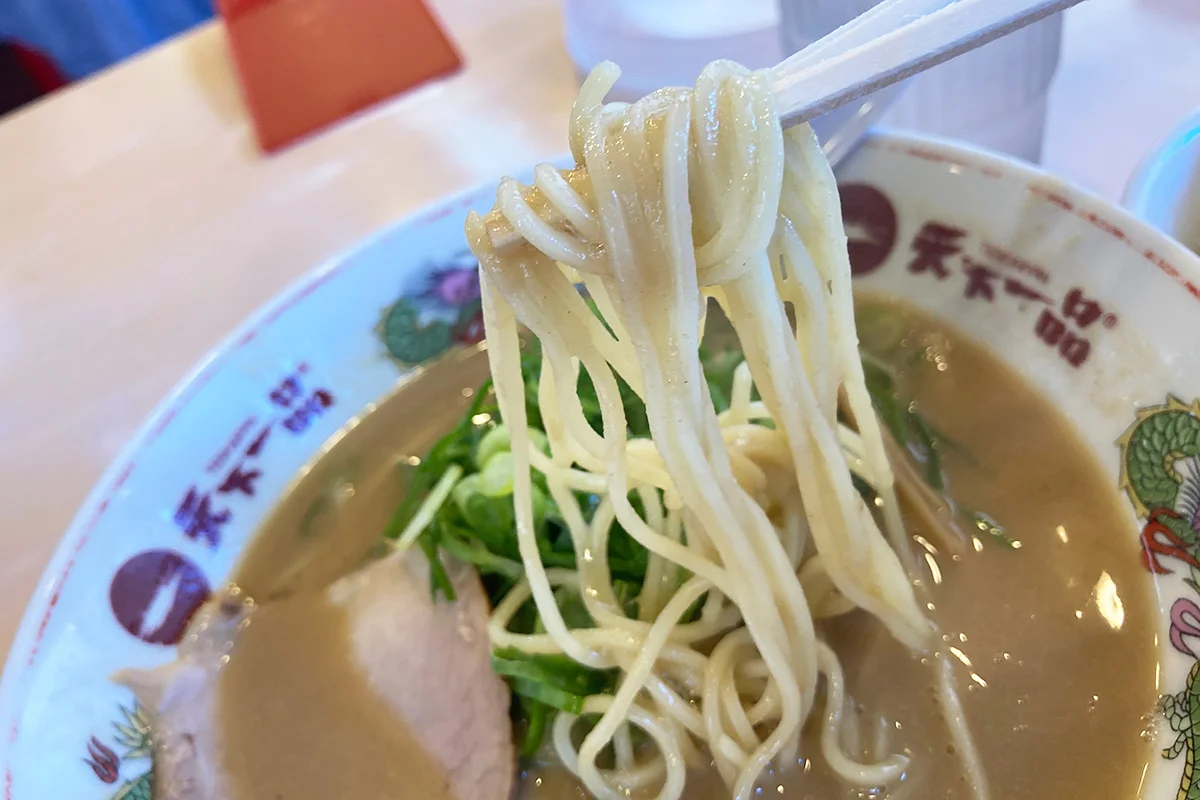 麺は中細ストレート