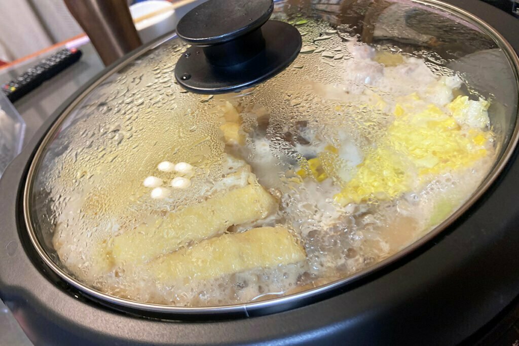 具材は普通の鍋と同じ、白菜に白滝、油揚げ、豚肉など