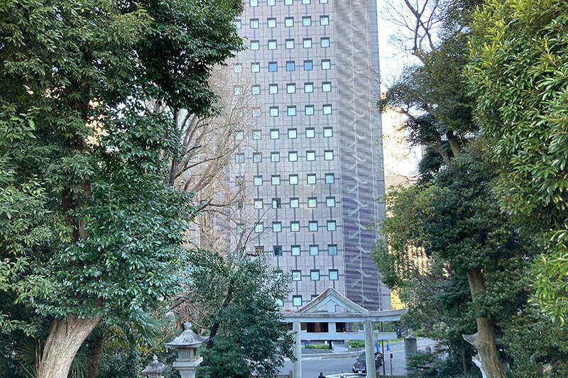 日枝神社のシチュエーション、目の前にはでっかいホテルってあれアパホテルなのか！