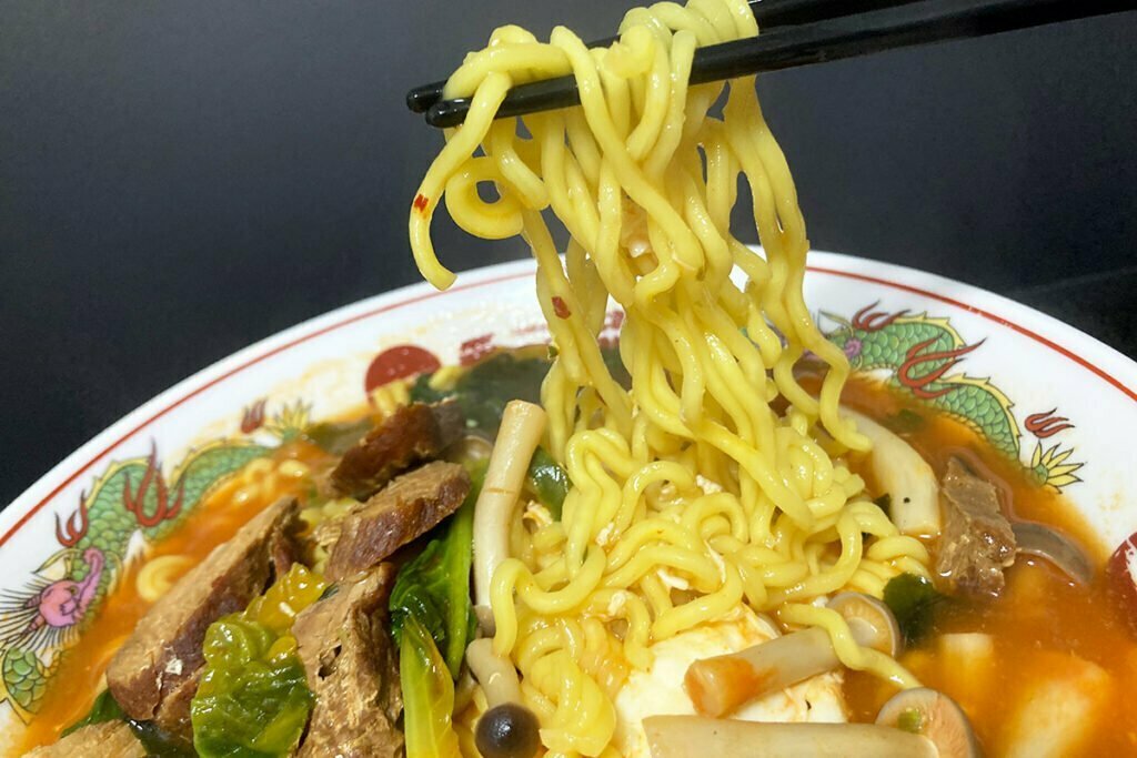 麺自体は至って普通のインスタントの縮れ麺