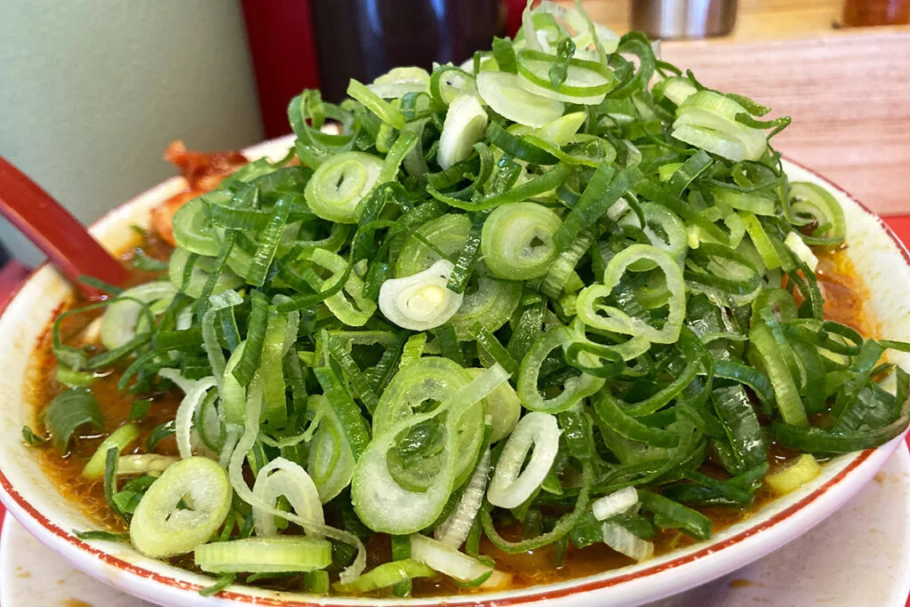 なんとなくいびつなネギ山になっている、もちろん麻辣麺である