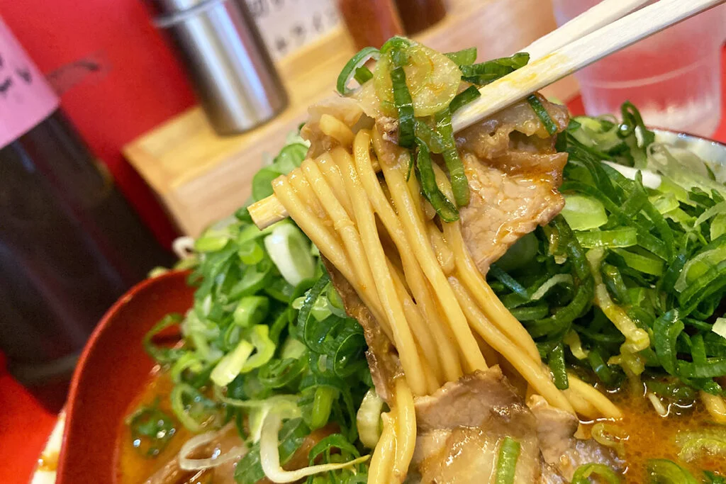 ネギの山から麺を見つけ出す