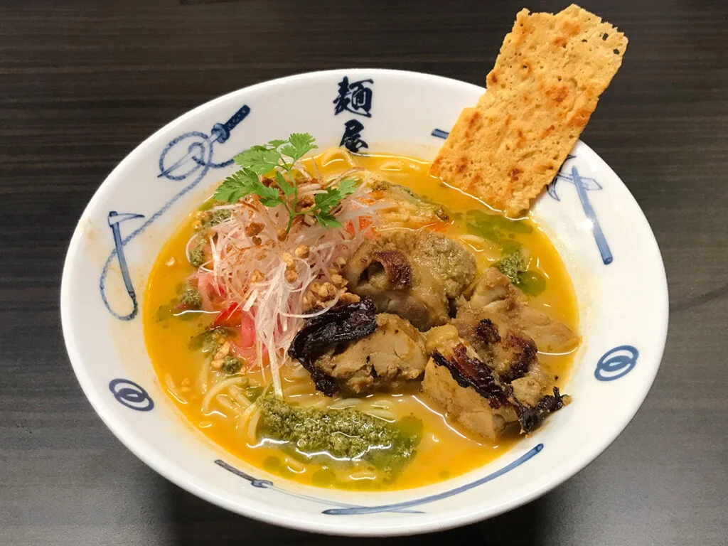 このラーメンを見ているだけだと普通に美味しそうなカレーラーメンなのですが