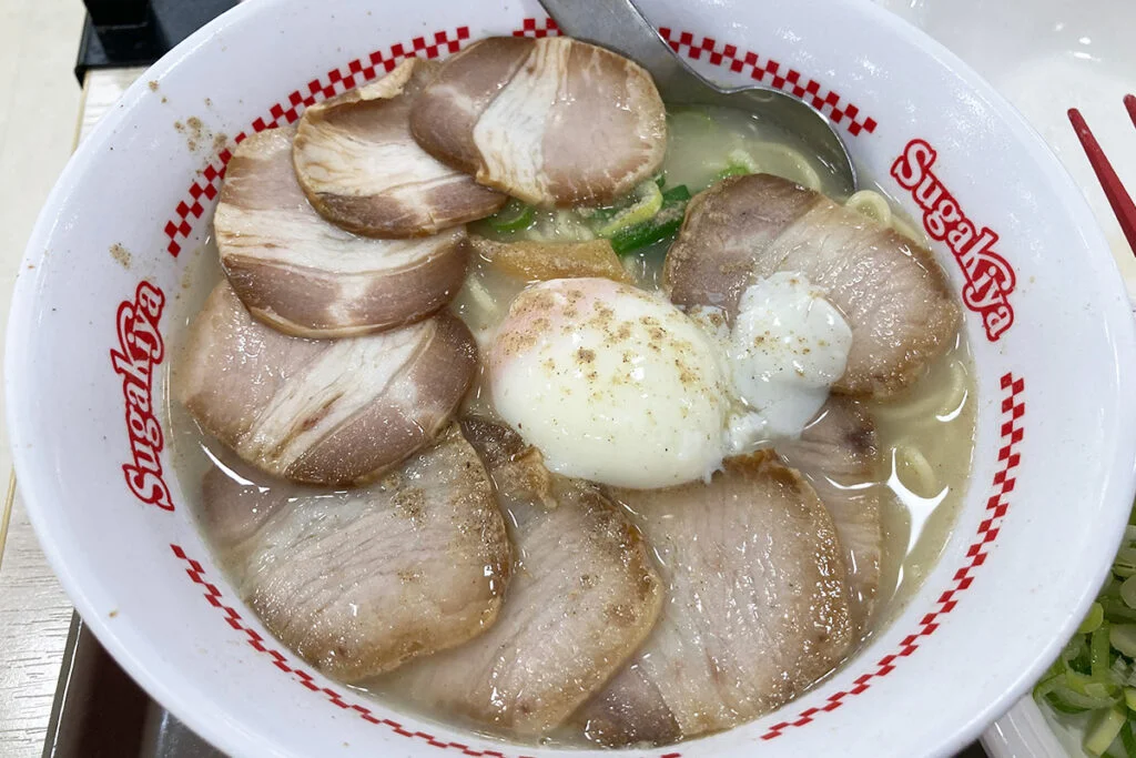 肉をトッピングした「特製ラーメン」は圧倒的肉感を放つ