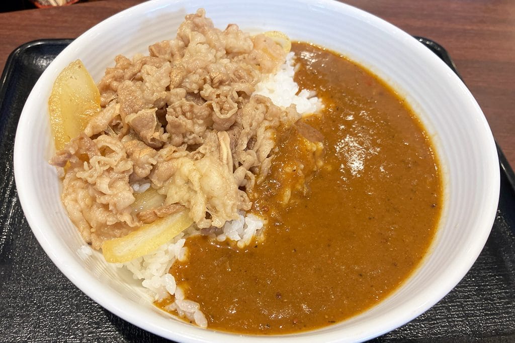 吉野家とSPICY CURRY 魯珈コラボ「肉だく牛魯珈カレー」