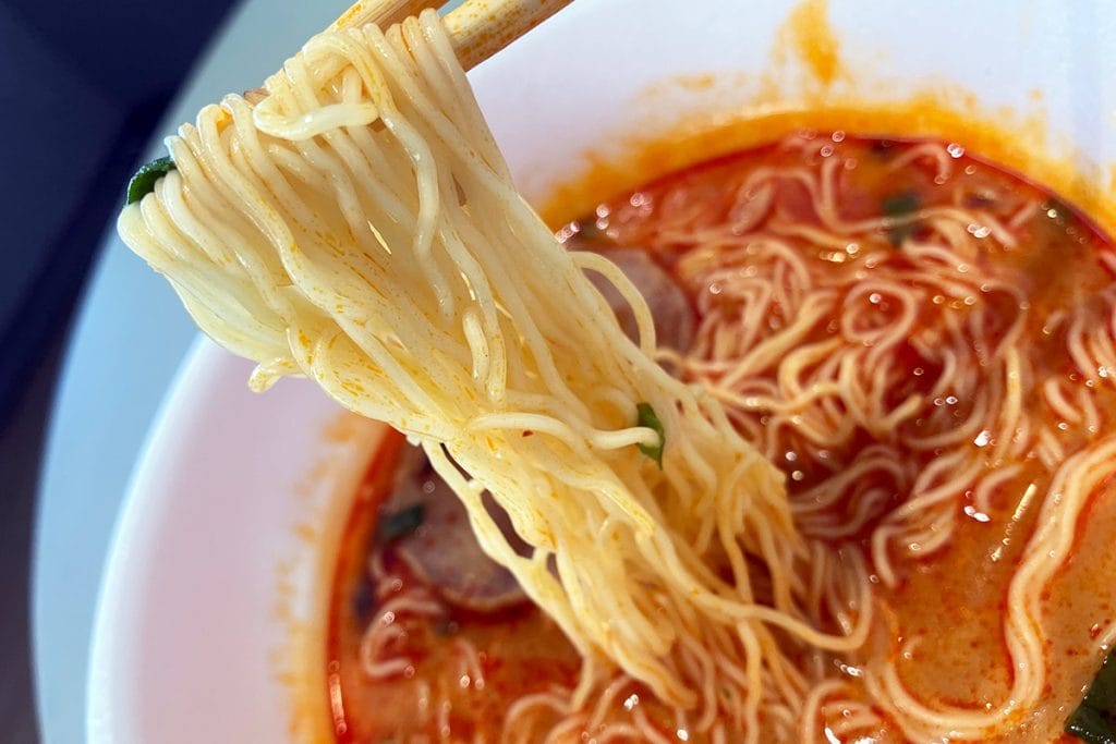 豚骨ラーメンなのでもちろん細麺