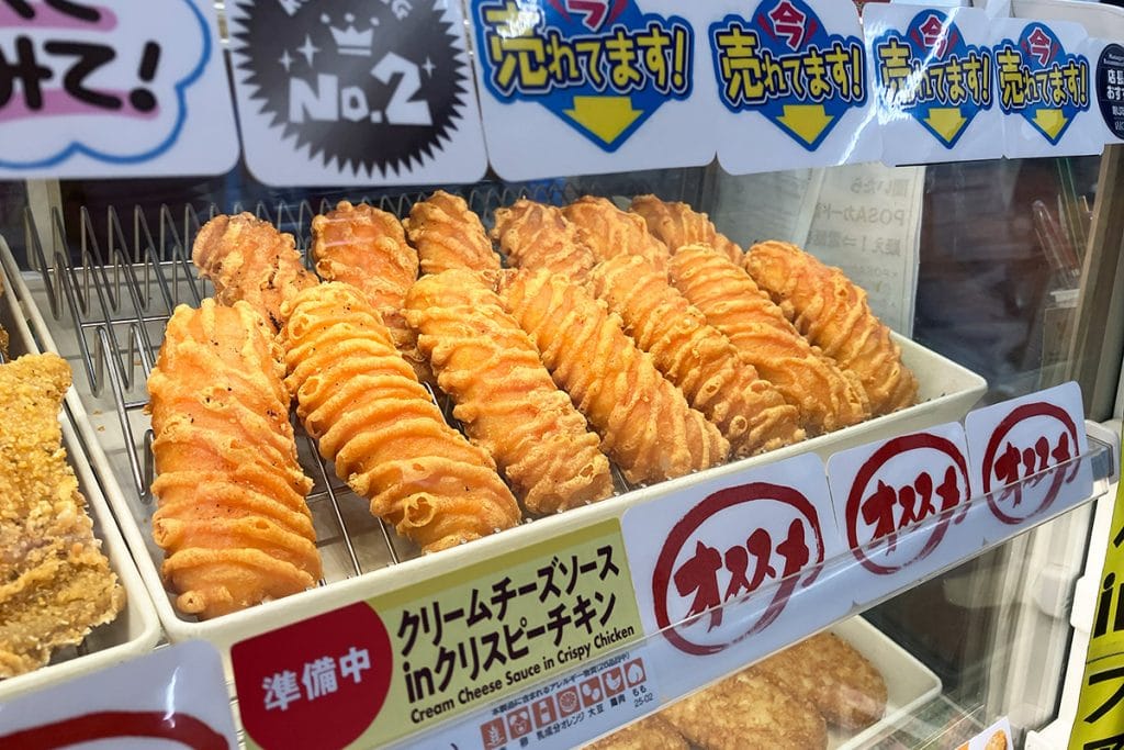 どっかのファミマ、大量の「クリームチーズソース in クリスピーチキン」。準備中ってなってるけど、準備は万端でした！