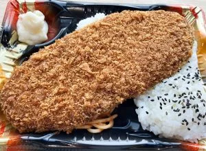 ローソンストア100「大わらじメンチカツ弁当」