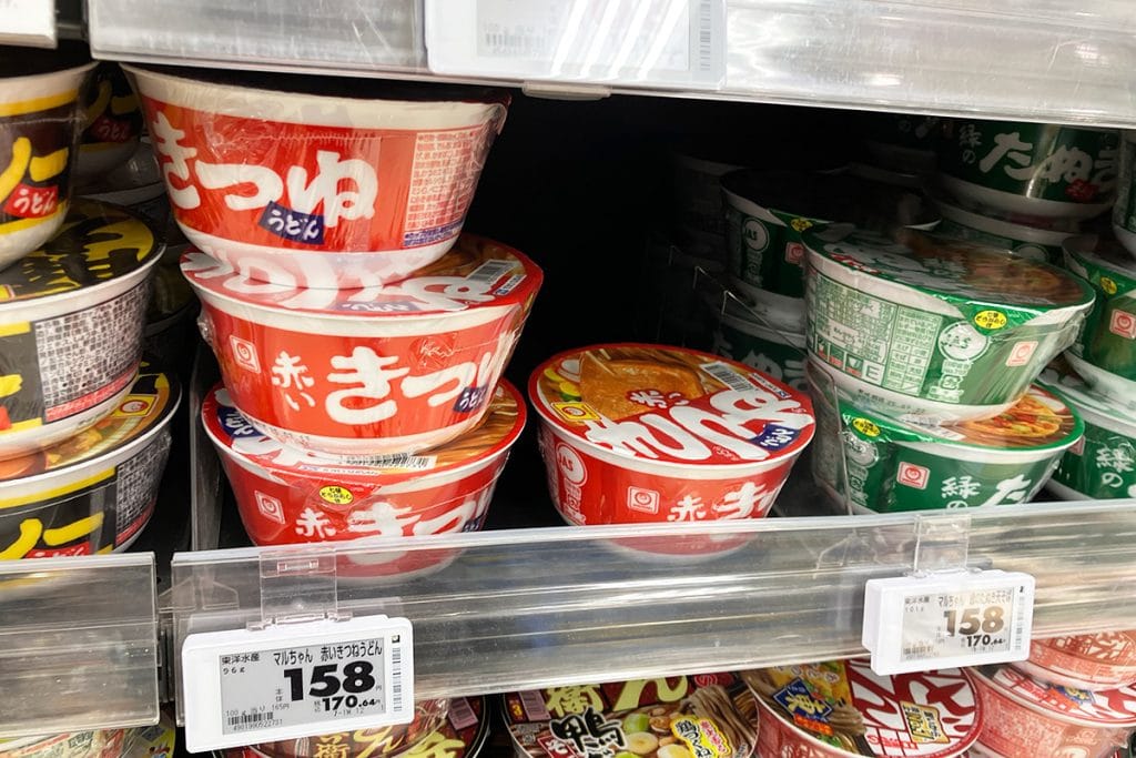 どっかのスーパーにて、ライバルと比較して「赤いきつね」売れてる気がする