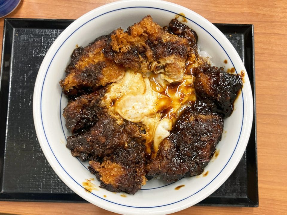 かつや「黒味噌チキンカツ丼」