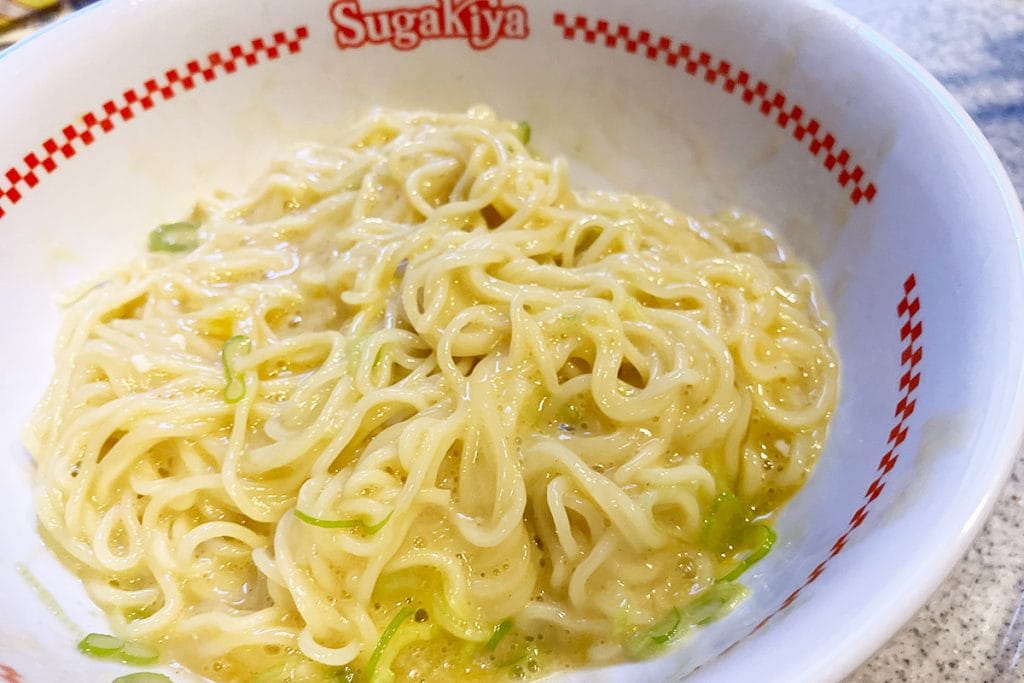 釜玉ラーメンなのでしっかりと混ぜ合わせる、なんだかよくわからないものになる