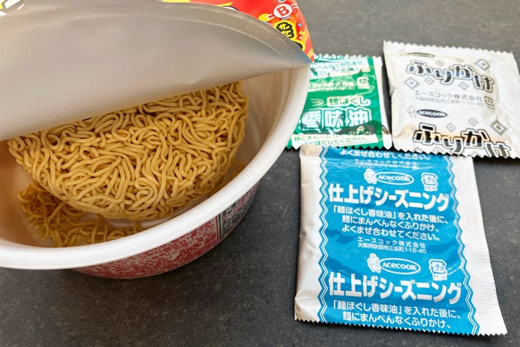 香味油・仕上げシーズニング、そしてカレー味トッピングのふりかけ
