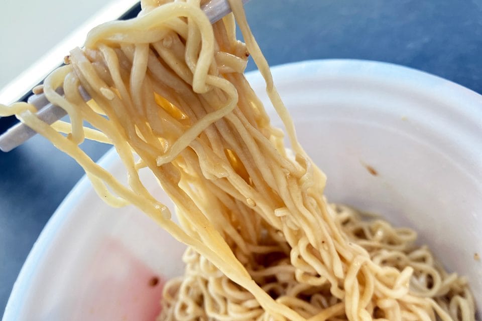 「ブタメン焼そば おまけのカレー味トッピング付き」実際に食べてみた