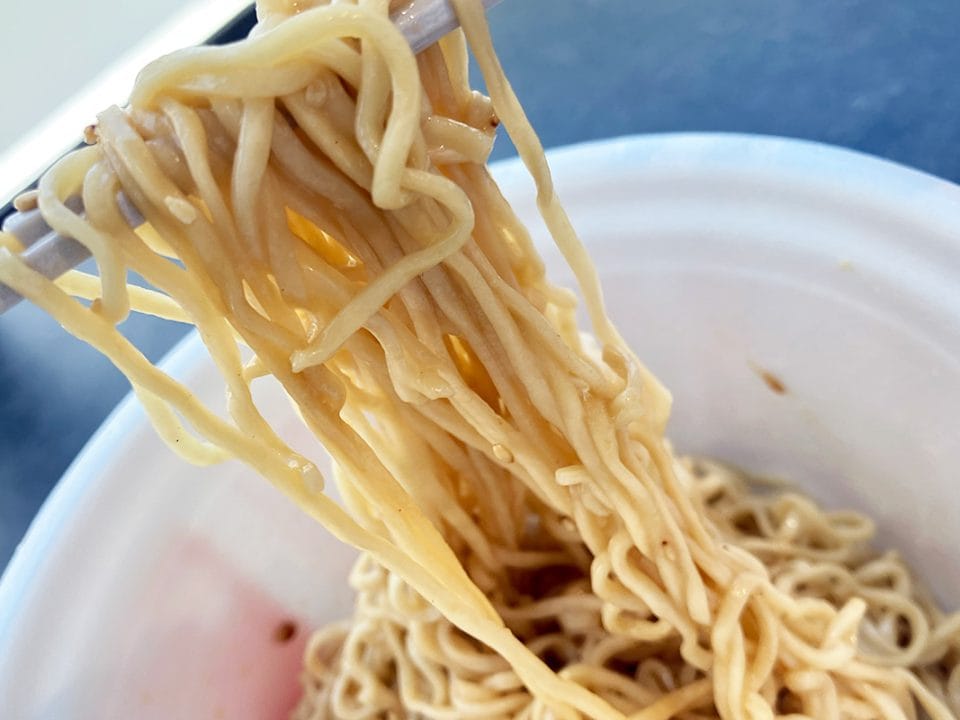 「ブタメン焼そば おまけのカレー味トッピング付き」実際に食べてみた
