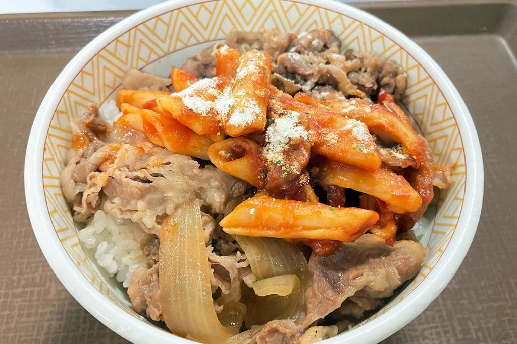 すき家「ナポリタン牛丼」690円（税込）