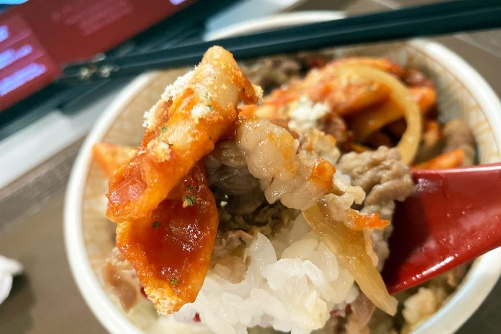 何はともあれ、一口食べてみる、、、なんだこれ