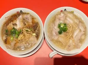 金ことぶき。の「とろ豚醤油 黒らー麺」「とろ豚醤油 金らー麺」