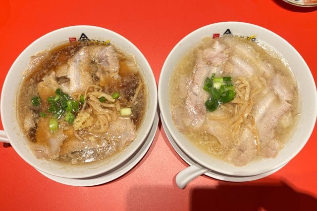 金ことぶき。の「とろ豚醤油 黒らー麺」「とろ豚醤油 金らー麺」