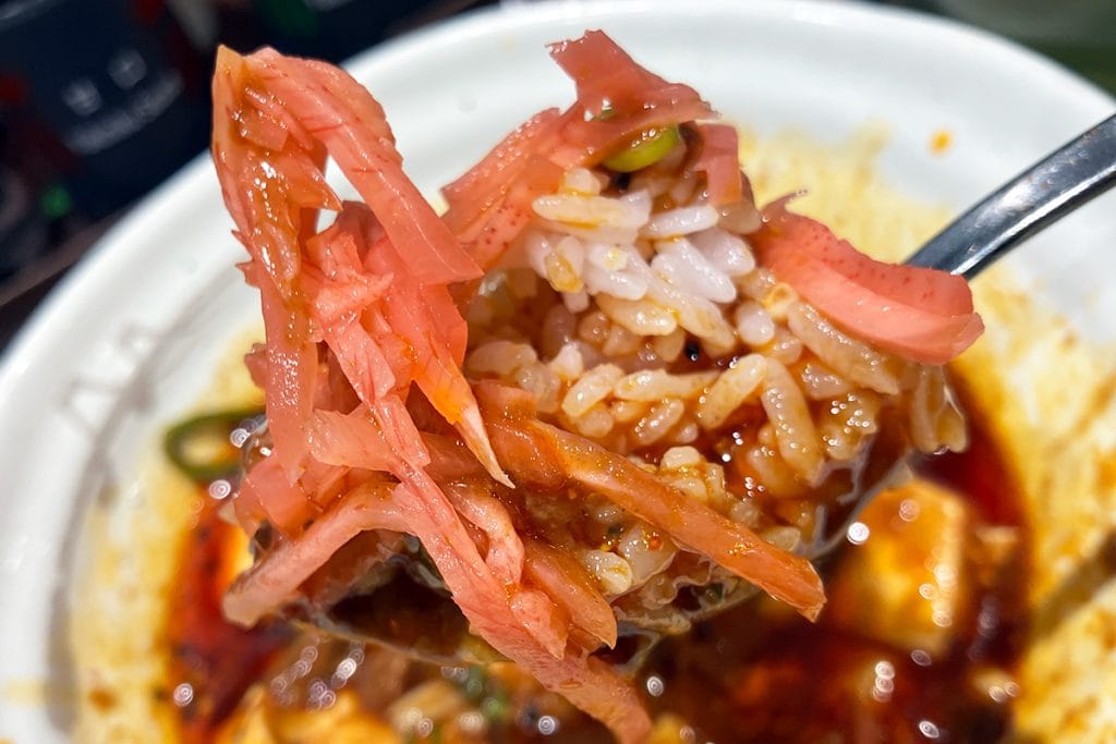 松屋でやりがちなこと、それはどんな料理にも紅生姜を投入してしまうこと、、、