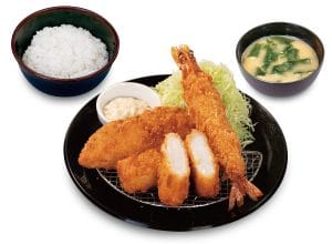「海鮮盛り合わせ定食（イカ・白身・有頭大海老）」1390円（税込）