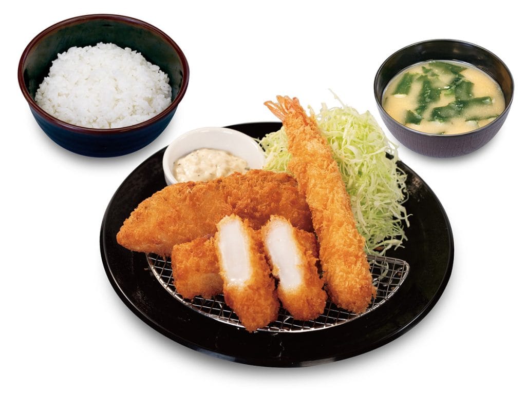 こちらは「海鮮盛り合わせ定食（イカ・白身・海老）」1190円（税込）、200円の差を感じてみるにゃりかね